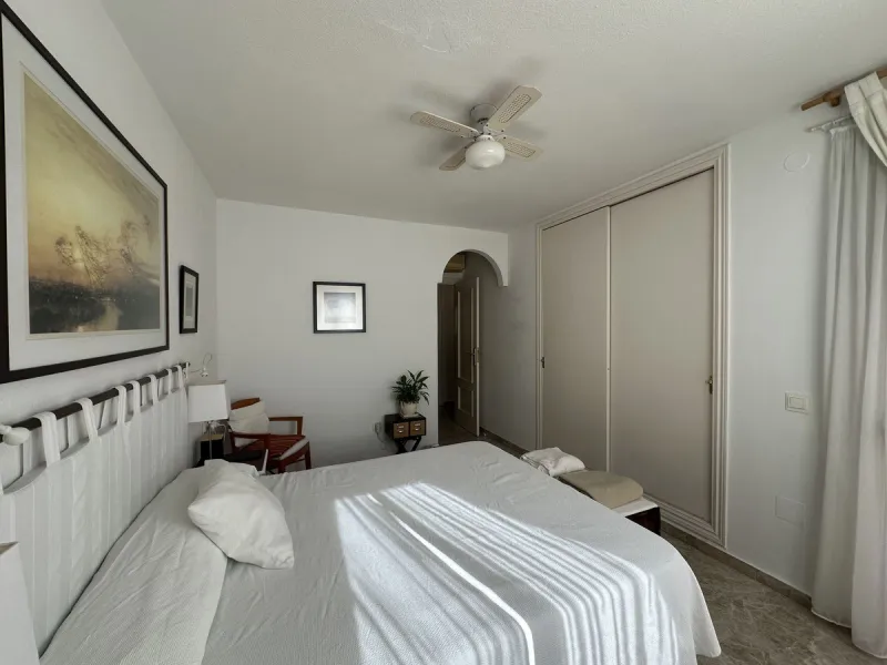 Bright and cheerful all year round, this apartment is located in the upper part of Cerrado de Calderón, one of the quietest and best-connected residential areas of Málaga. Its south orientation allows you to enjoy the sun in winter and, thanks to the wood