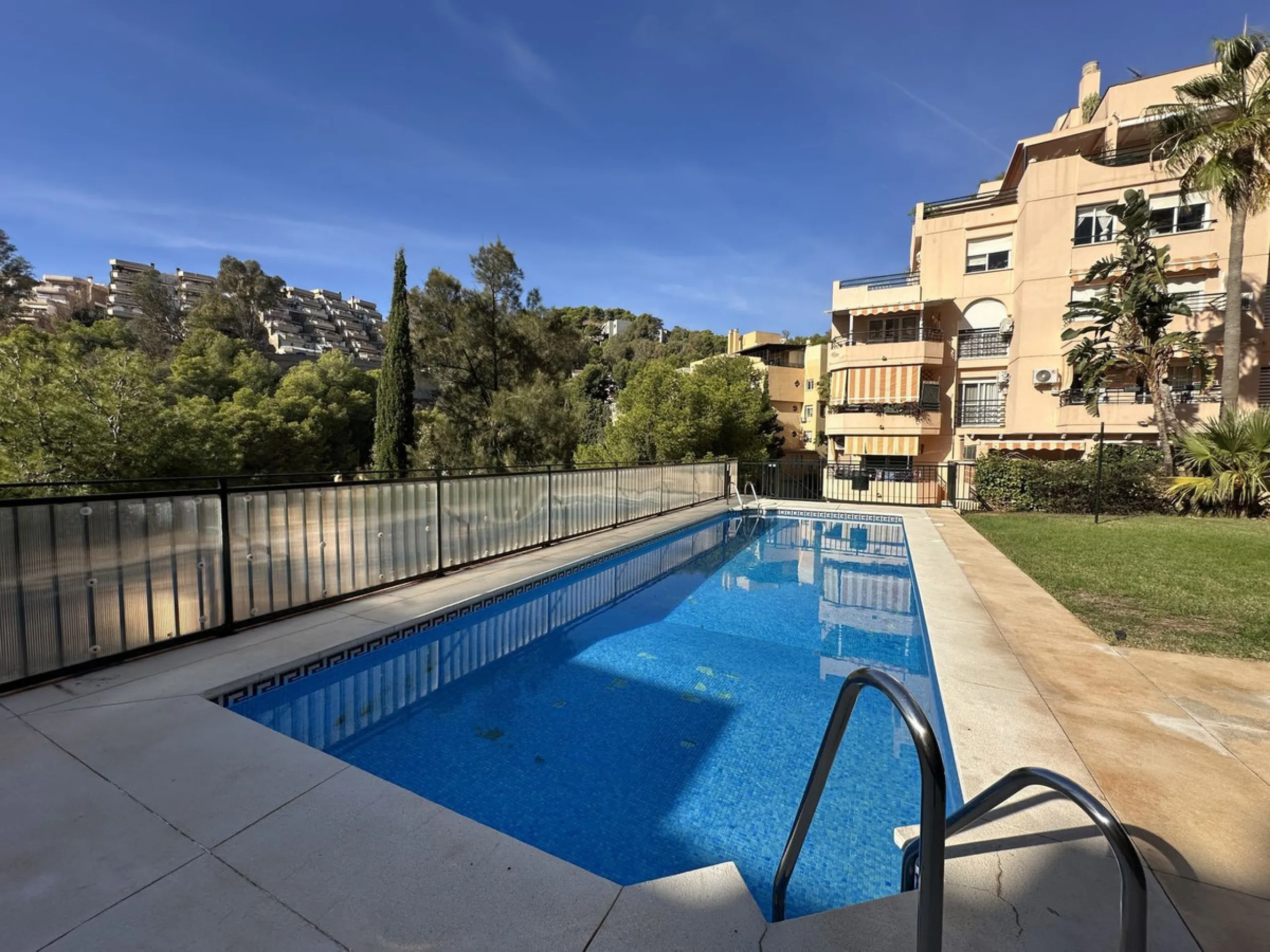 Bright and cheerful all year round, this apartment is located in the upper part of Cerrado de Calderón, one of the quietest and best-connected residential areas of Málaga. Its south orientation allows you to enjoy the sun in winter and, thanks to the wood