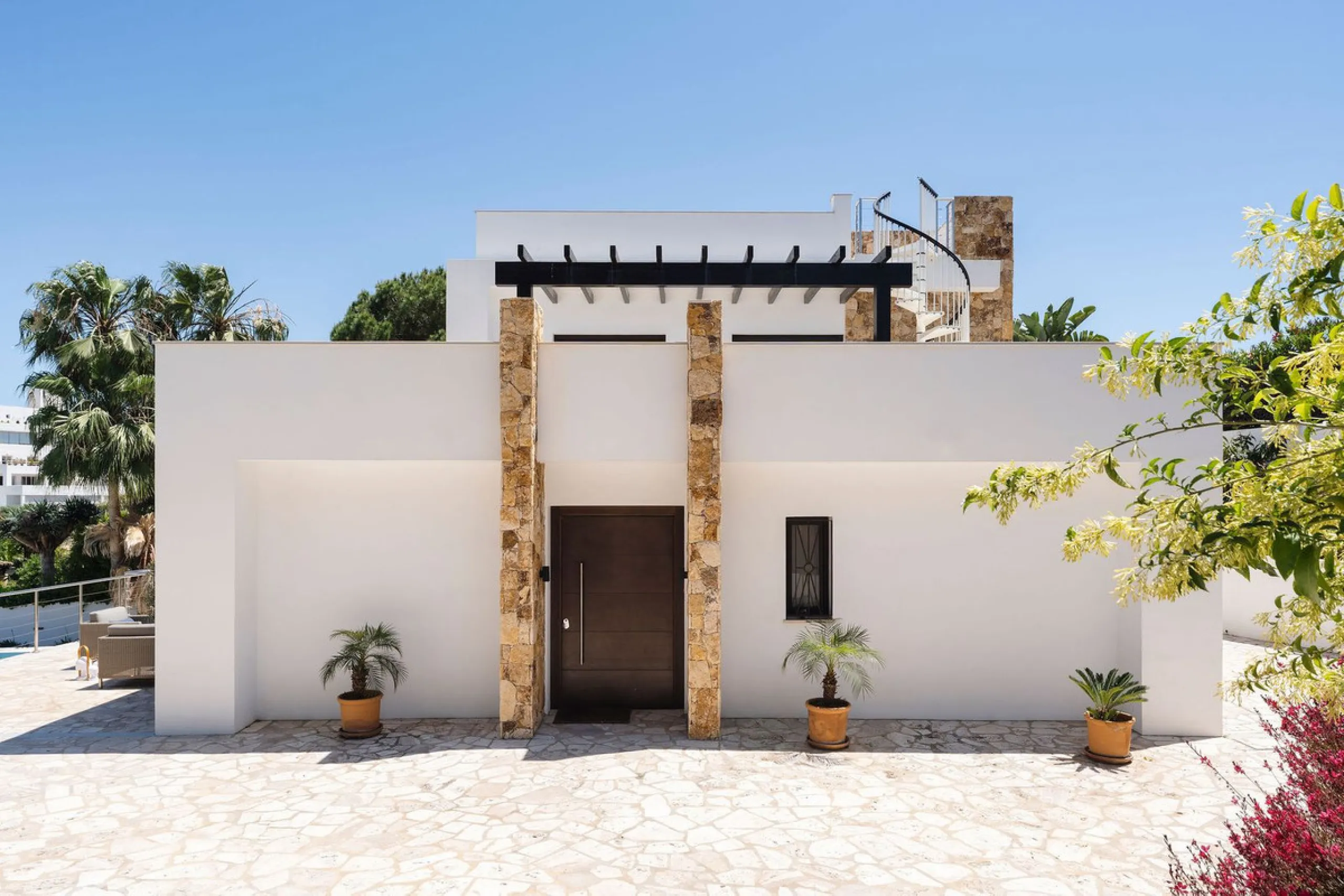 House - Detached Villa в продаже в Marbella, Málaga. В доме 4 спален и 4 ванных комнат. Площадь дома 351 м². Площадь участка 1278 м²