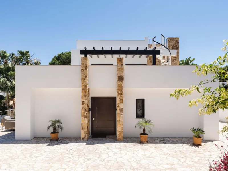 A contemporary villa located in the heart of Nueva Andalucia, within walking distance to amenities including supermarkets, restaurants and Centro Plaza Commercial Centre and just few minutes' drive to the best golf courses in the area. This property has a
