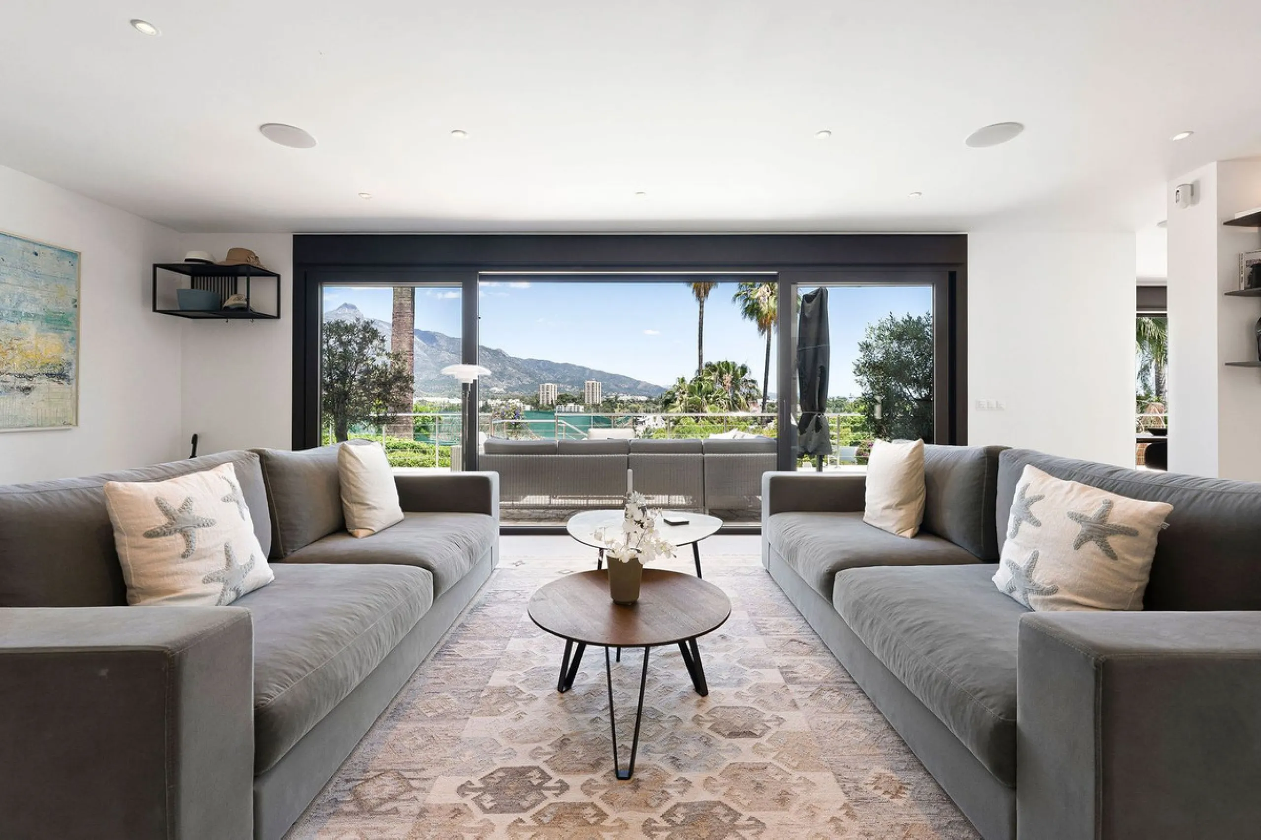 House - Detached Villa в продаже в Marbella, Málaga. В доме 4 спален и 4 ванных комнат. Площадь дома 351 м². Площадь участка 1278 м²