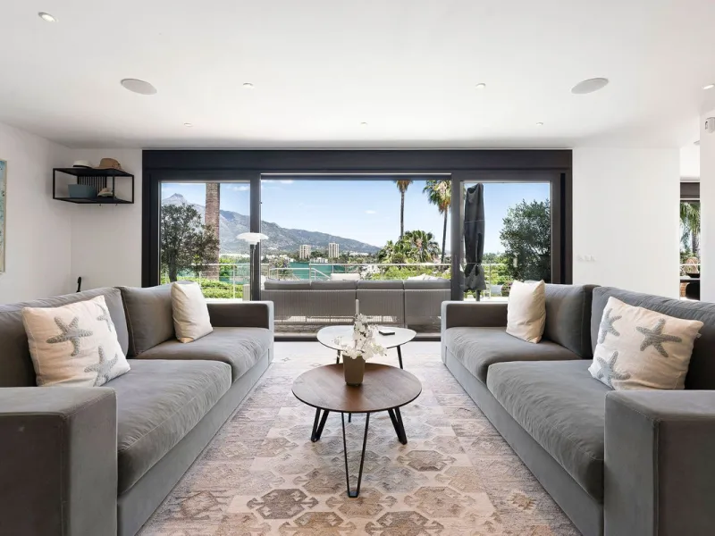 House - Detached Villa в продаже в Marbella, Málaga. В доме 4 спален и 4 ванных комнат. Площадь дома 351 м². Площадь участка 1278 м²