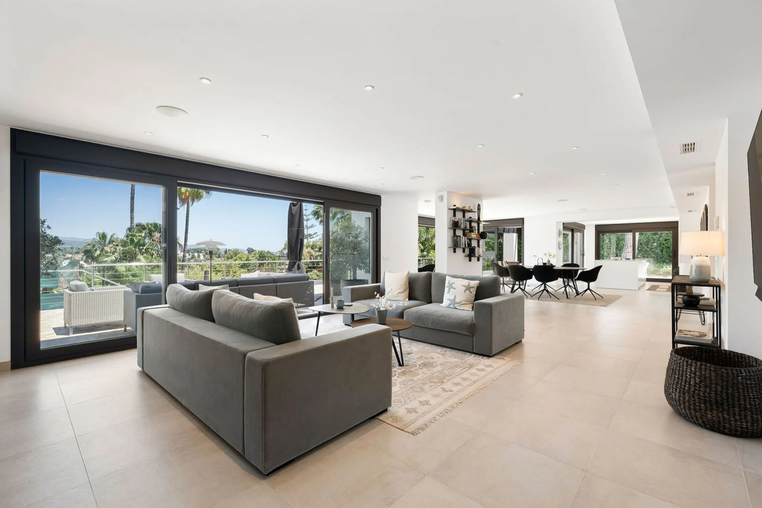 House - Detached Villa в продаже в Marbella, Málaga. В доме 4 спален и 4 ванных комнат. Площадь дома 351 м². Площадь участка 1278 м²