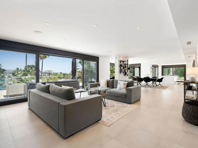 House - Detached Villa в продаже в Marbella, Málaga. В доме 4 спален и 4 ванных комнат. Площадь дома 351 м². Площадь участка 1278 м²