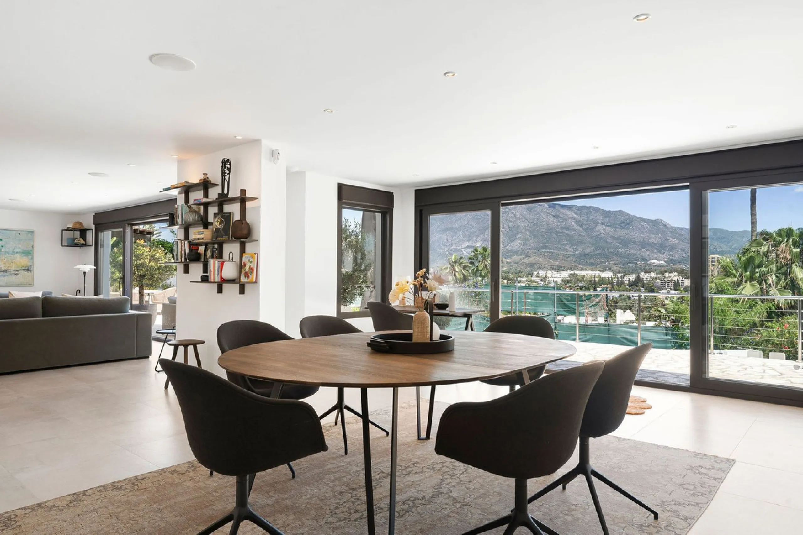 House - Detached Villa в продаже в Marbella, Málaga. В доме 4 спален и 4 ванных комнат. Площадь дома 351 м². Площадь участка 1278 м²