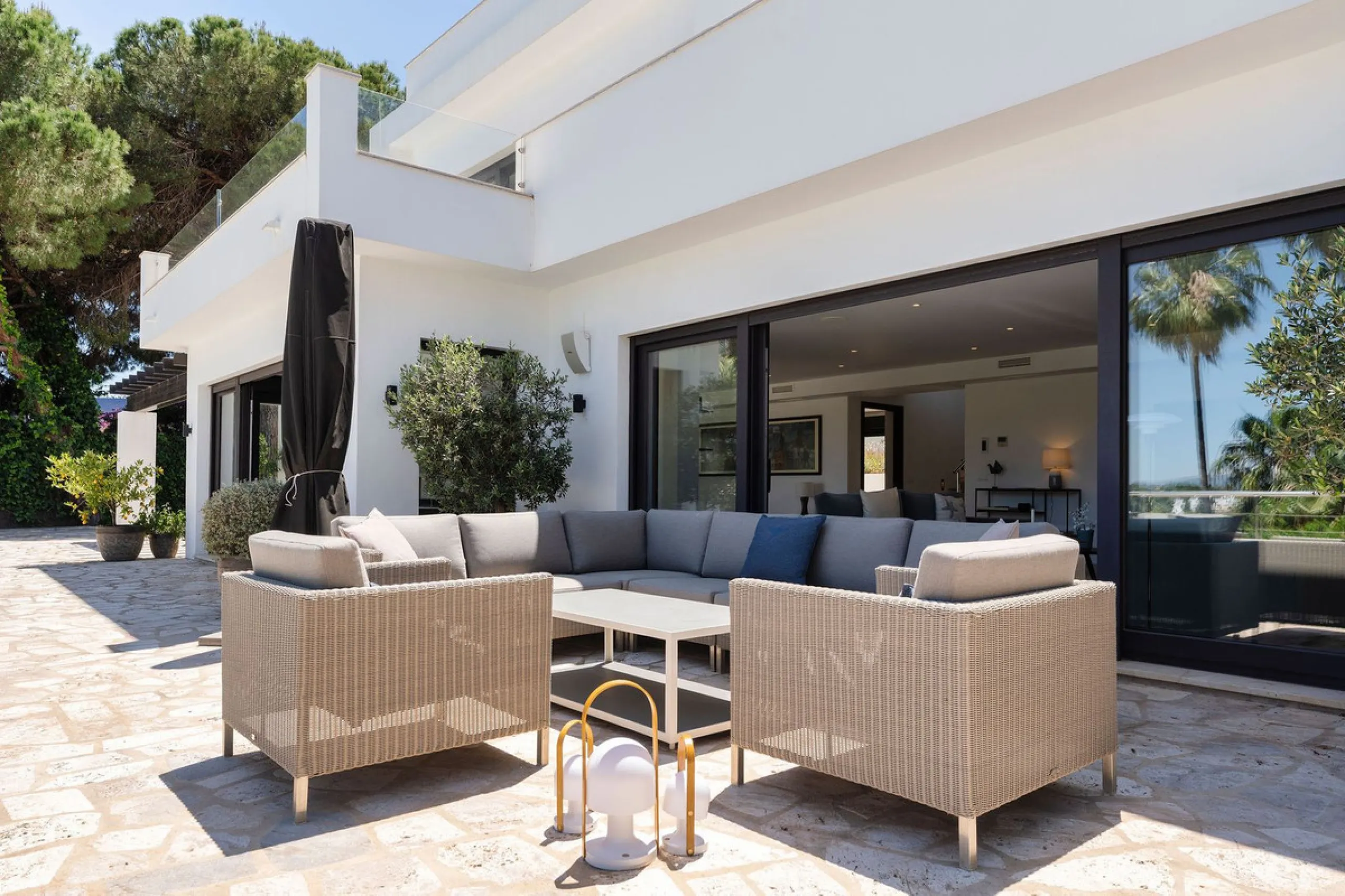 House - Detached Villa в продаже в Marbella, Málaga. В доме 4 спален и 4 ванных комнат. Площадь дома 351 м². Площадь участка 1278 м²