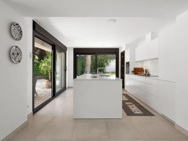 House - Detached Villa в продаже в Marbella, Málaga. В доме 4 спален и 4 ванных комнат. Площадь дома 351 м². Площадь участка 1278 м²