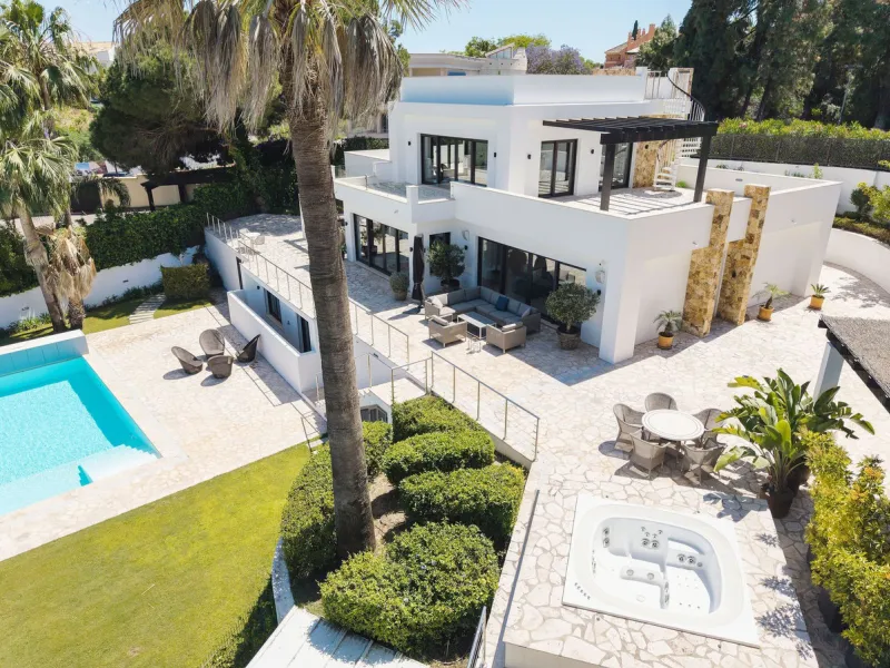 House - Detached Villa в продаже в Marbella, Málaga. В доме 4 спален и 4 ванных комнат. Площадь дома 351 м². Площадь участка 1278 м²