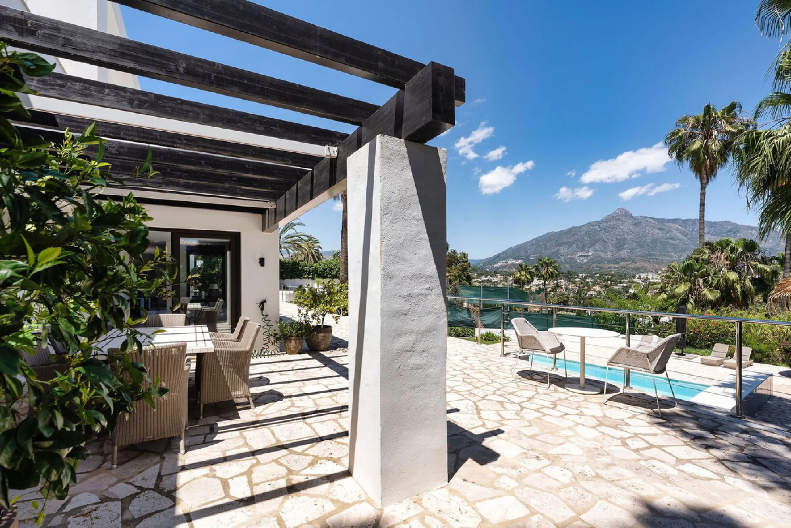 House - Detached Villa в продаже в Marbella, Málaga. В доме 4 спален и 4 ванных комнат. Площадь дома 351 м². Площадь участка 1278 м²