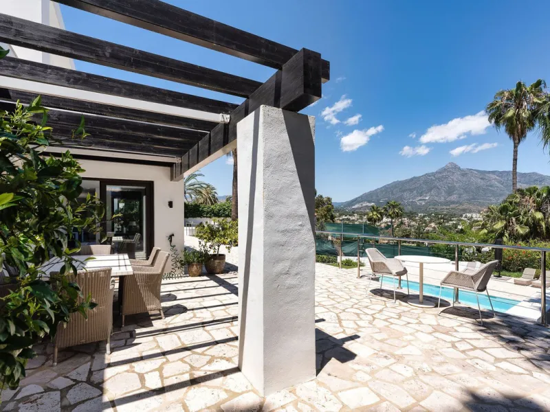 House - Detached Villa в продаже в Marbella, Málaga. В доме 4 спален и 4 ванных комнат. Площадь дома 351 м². Площадь участка 1278 м²
