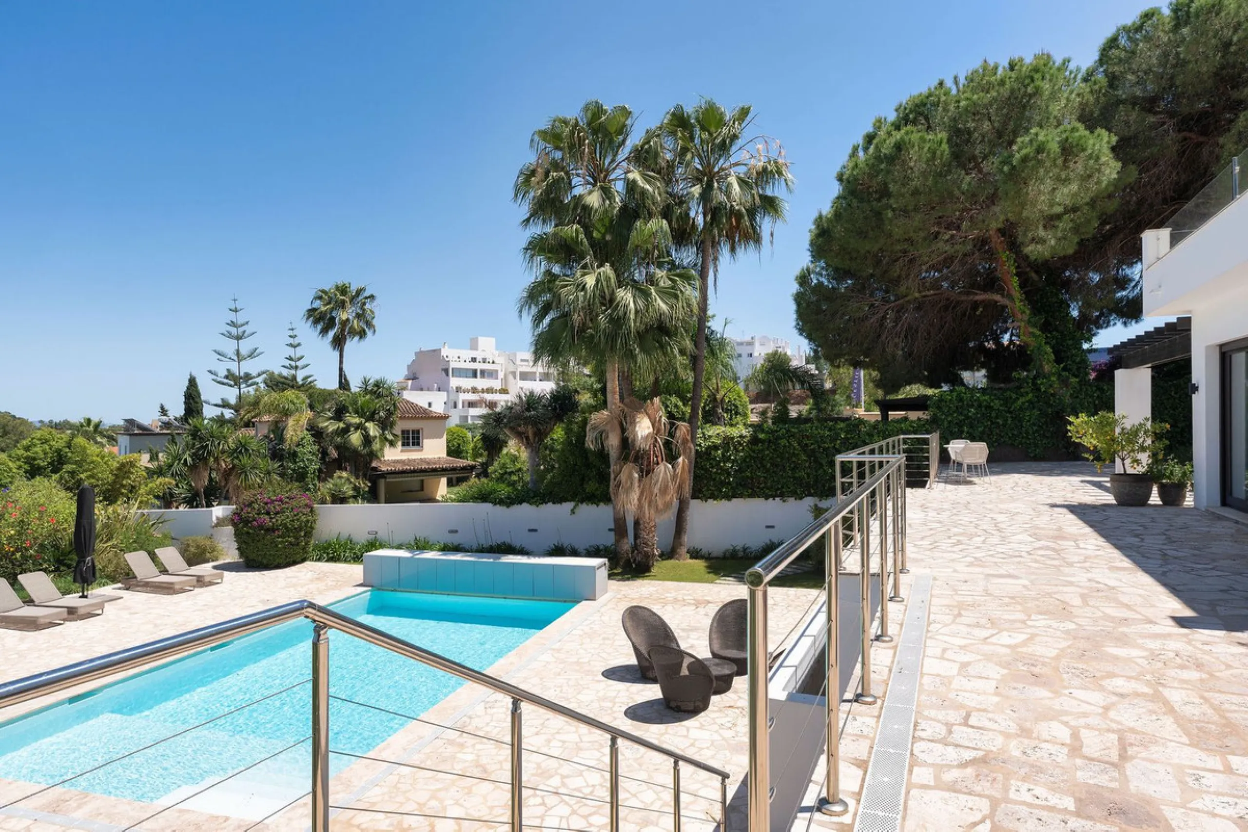 House - Detached Villa в продаже в Marbella, Málaga. В доме 4 спален и 4 ванных комнат. Площадь дома 351 м². Площадь участка 1278 м²
