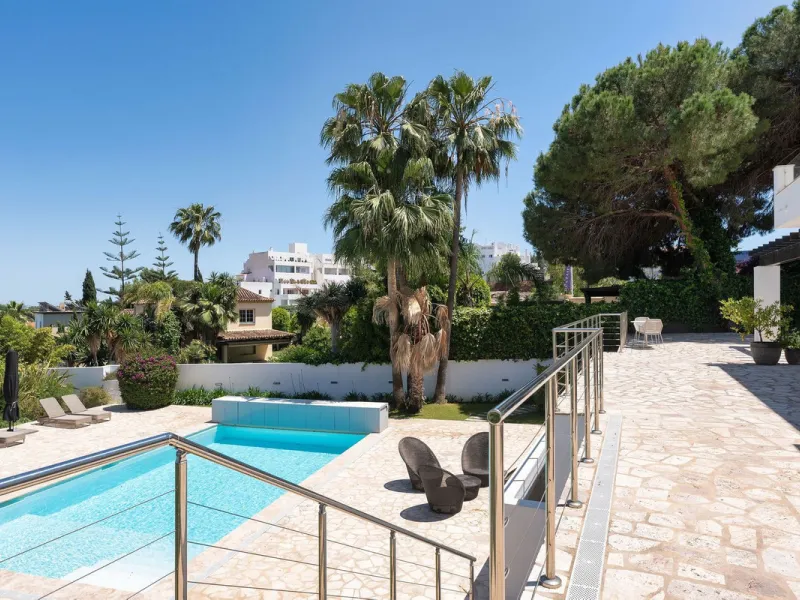 House - Detached Villa в продаже в Marbella, Málaga. В доме 4 спален и 4 ванных комнат. Площадь дома 351 м². Площадь участка 1278 м²