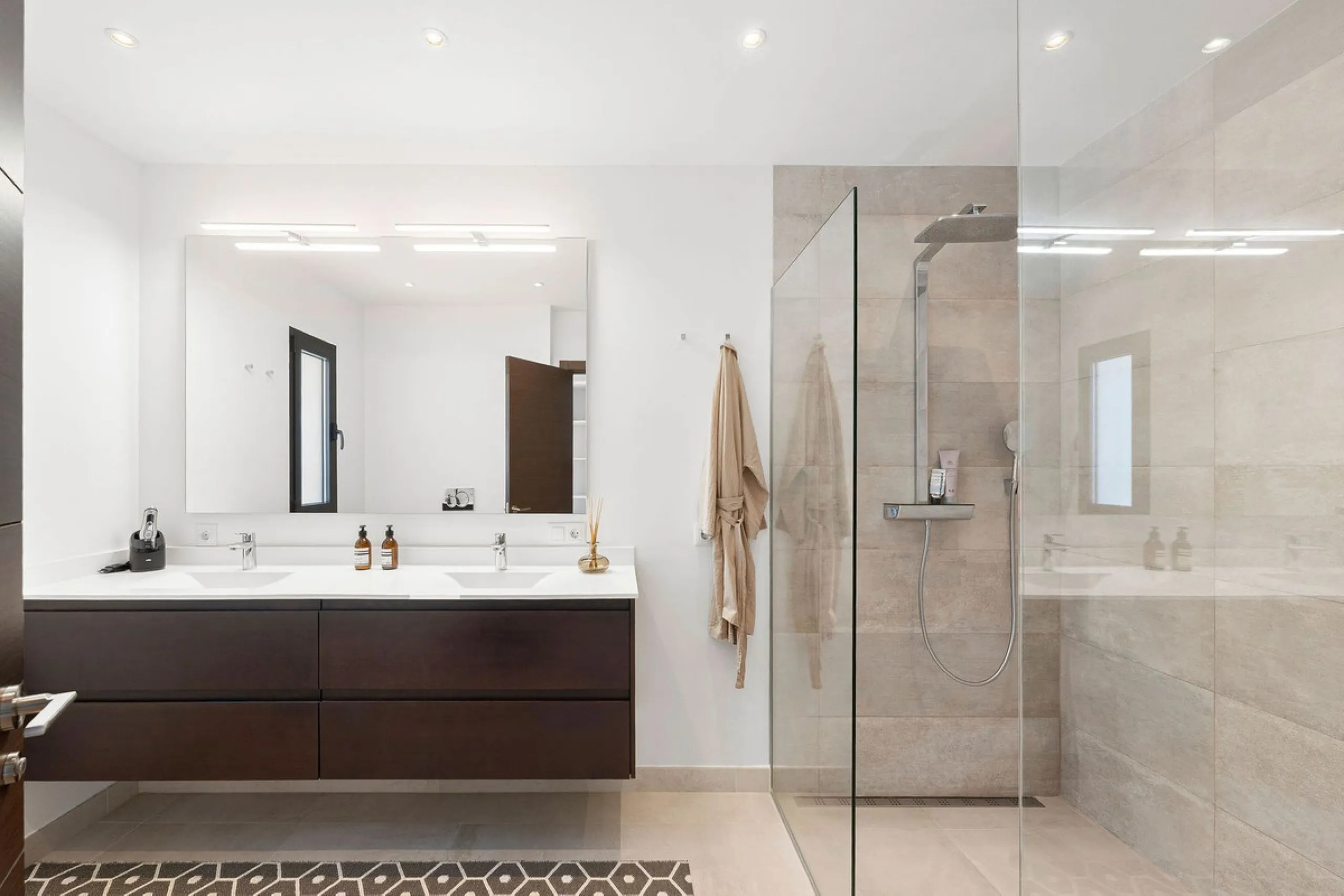 House - Detached Villa в продаже в Marbella, Málaga. В доме 4 спален и 4 ванных комнат. Площадь дома 351 м². Площадь участка 1278 м²