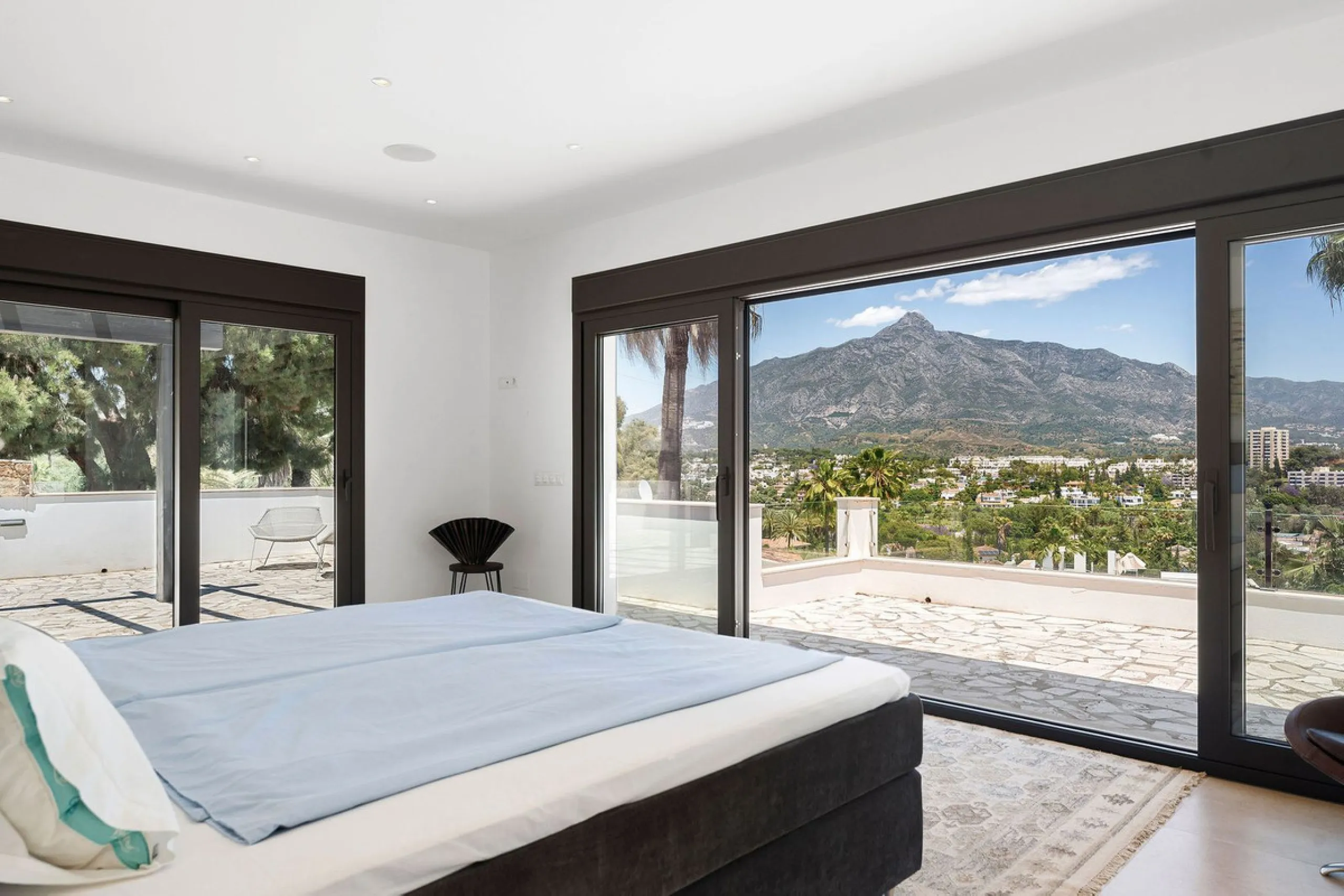 House - Detached Villa в продаже в Marbella, Málaga. В доме 4 спален и 4 ванных комнат. Площадь дома 351 м². Площадь участка 1278 м²