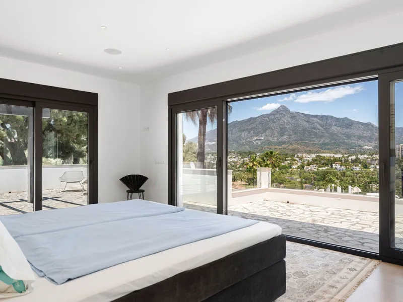 House - Detached Villa в продаже в Marbella, Málaga. В доме 4 спален и 4 ванных комнат. Площадь дома 351 м². Площадь участка 1278 м²