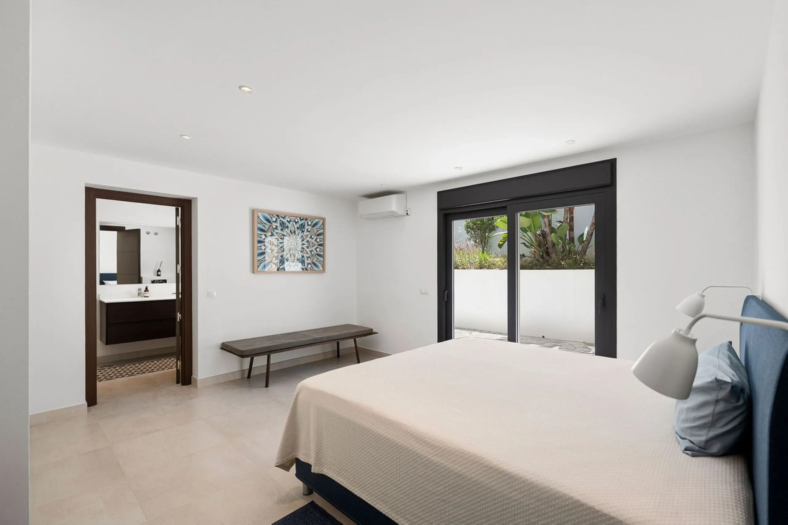 House - Detached Villa в продаже в Marbella, Málaga. В доме 4 спален и 4 ванных комнат. Площадь дома 351 м². Площадь участка 1278 м²