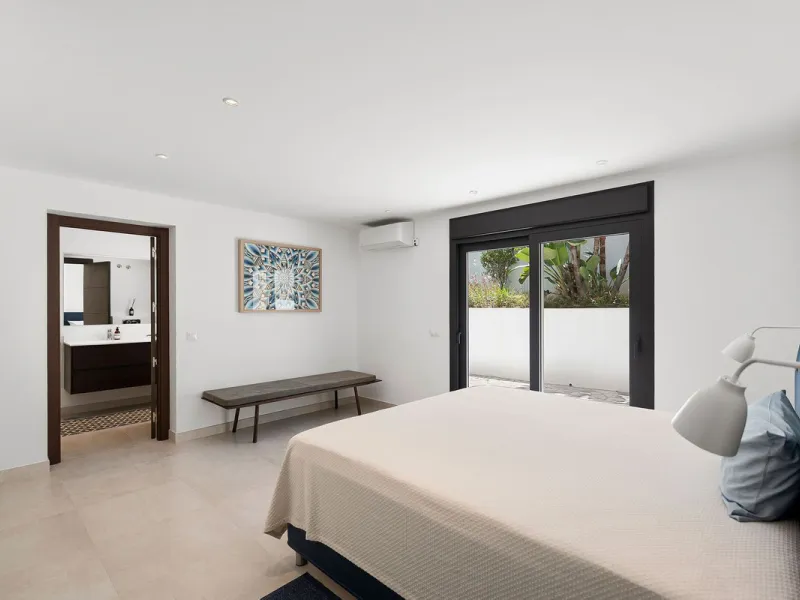 House - Detached Villa в продаже в Marbella, Málaga. В доме 4 спален и 4 ванных комнат. Площадь дома 351 м². Площадь участка 1278 м²