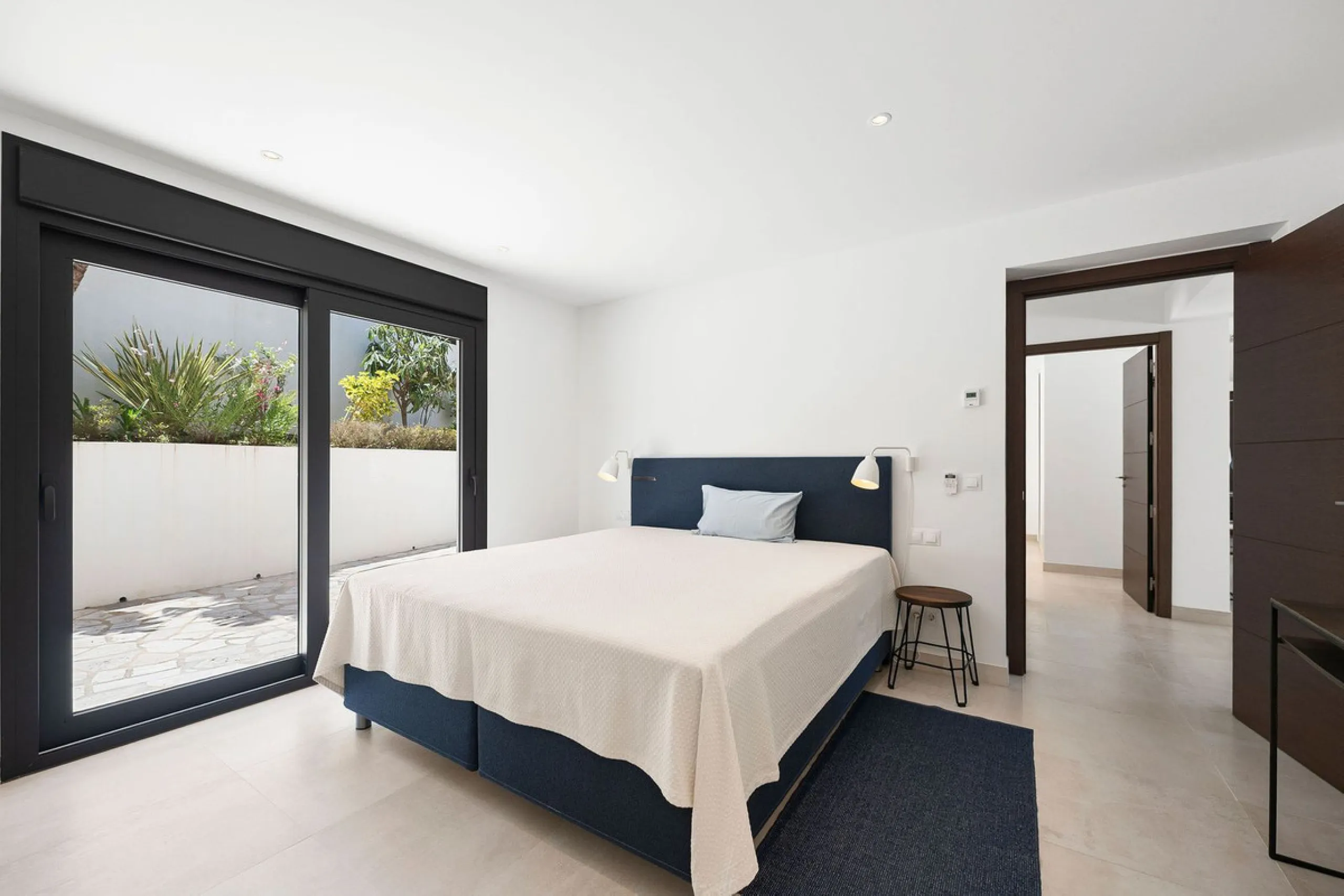 House - Detached Villa в продаже в Marbella, Málaga. В доме 4 спален и 4 ванных комнат. Площадь дома 351 м². Площадь участка 1278 м²