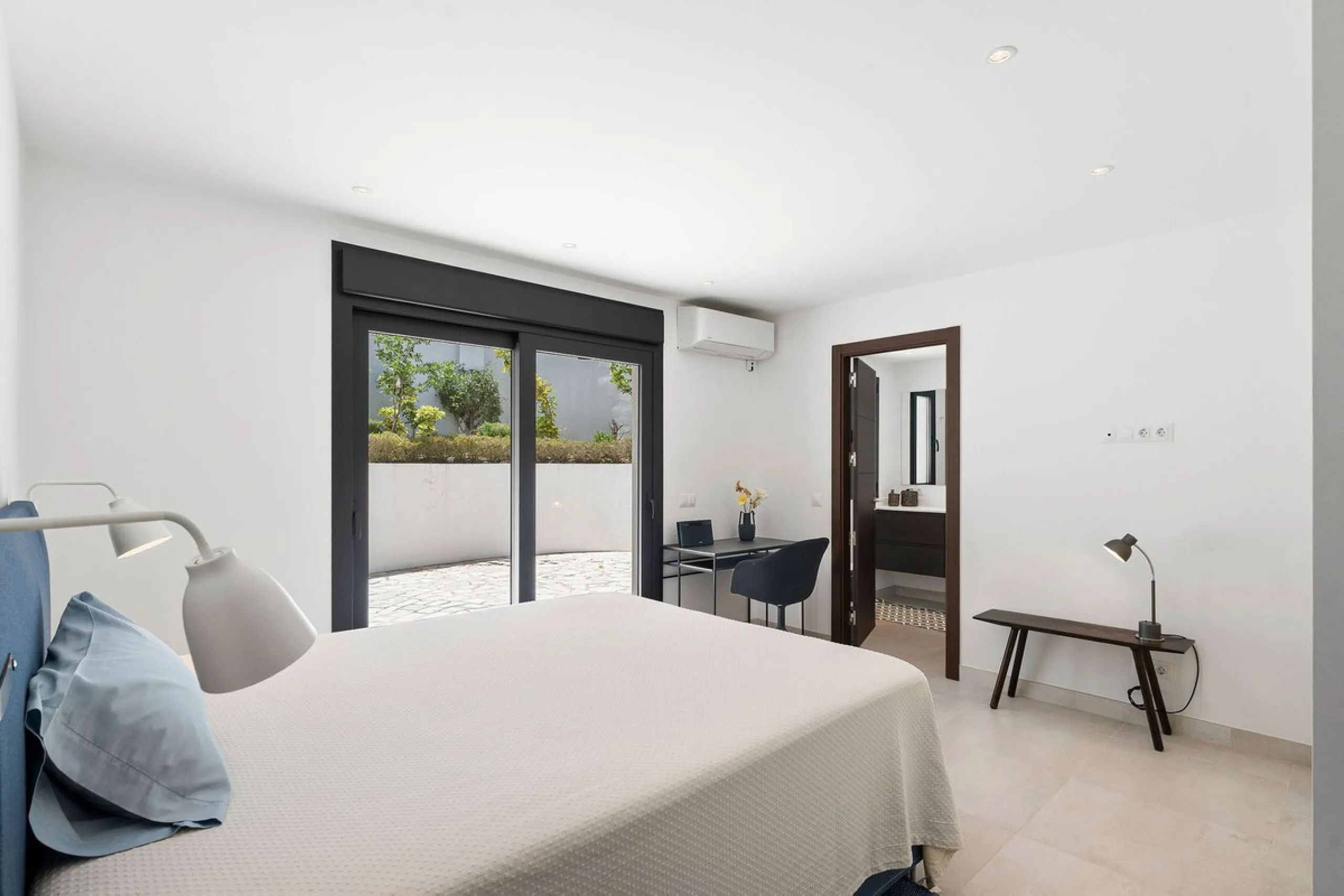 House - Detached Villa в продаже в Marbella, Málaga. В доме 4 спален и 4 ванных комнат. Площадь дома 351 м². Площадь участка 1278 м²