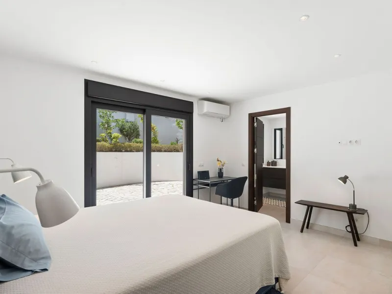 House - Detached Villa в продаже в Marbella, Málaga. В доме 4 спален и 4 ванных комнат. Площадь дома 351 м². Площадь участка 1278 м²