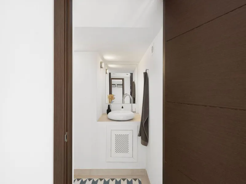 House - Detached Villa в продаже в Marbella, Málaga. В доме 4 спален и 4 ванных комнат. Площадь дома 351 м². Площадь участка 1278 м²