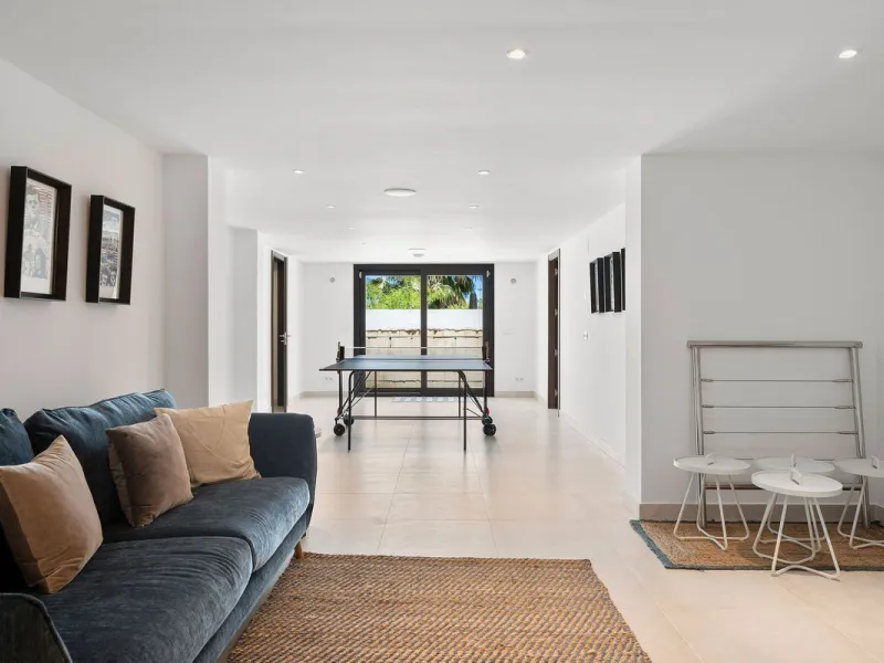House - Detached Villa в продаже в Marbella, Málaga. В доме 4 спален и 4 ванных комнат. Площадь дома 351 м². Площадь участка 1278 м²