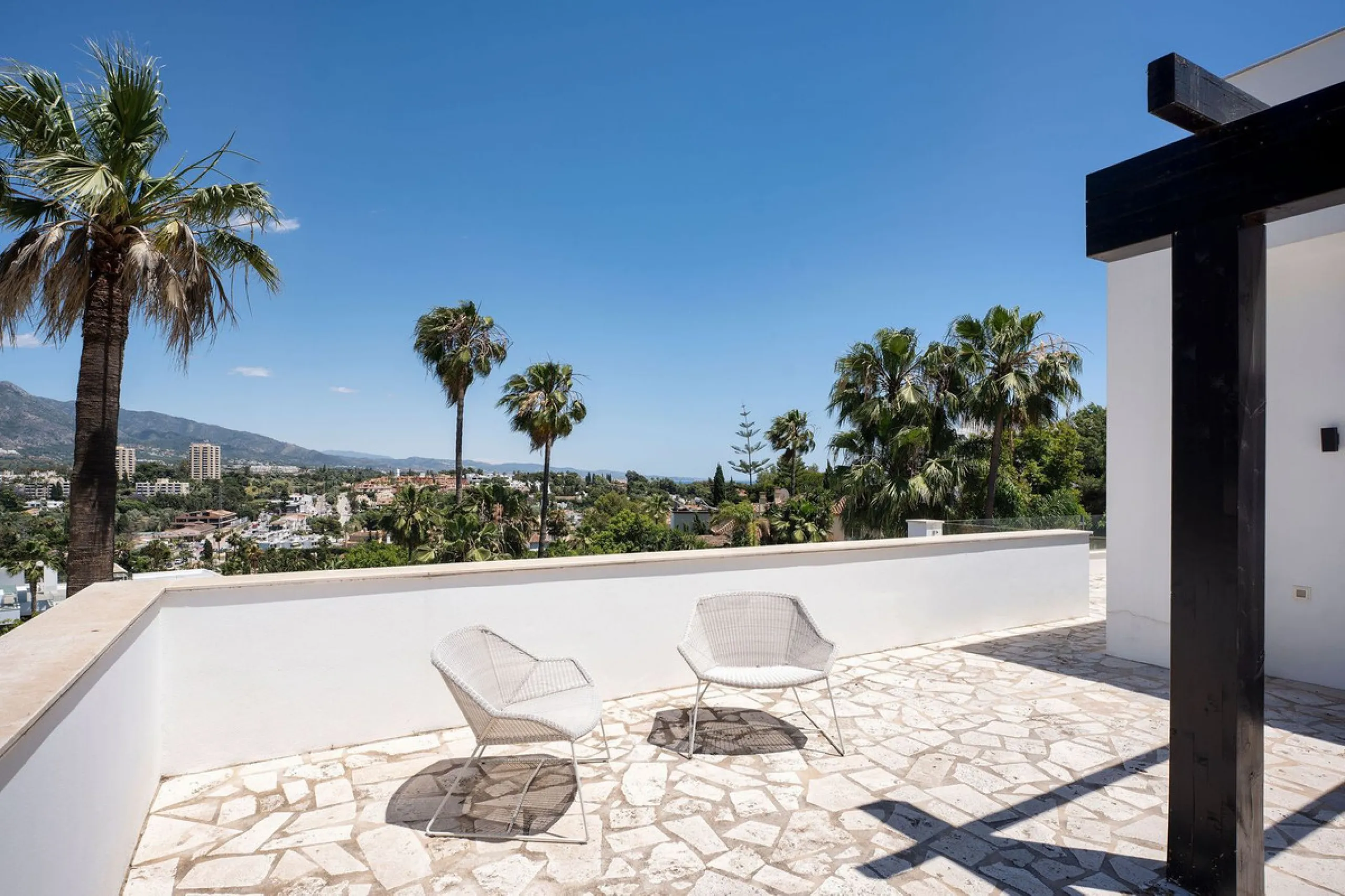House - Detached Villa в продаже в Marbella, Málaga. В доме 4 спален и 4 ванных комнат. Площадь дома 351 м². Площадь участка 1278 м²