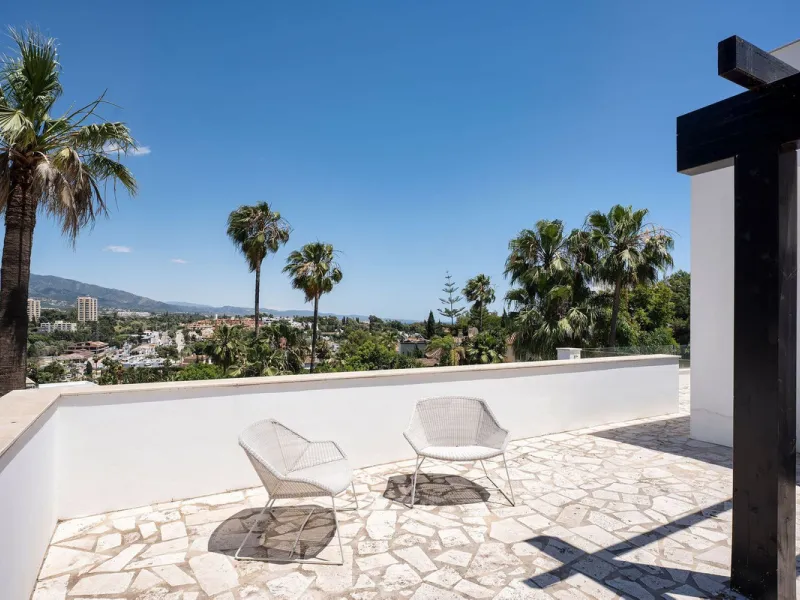 House - Detached Villa в продаже в Marbella, Málaga. В доме 4 спален и 4 ванных комнат. Площадь дома 351 м². Площадь участка 1278 м²