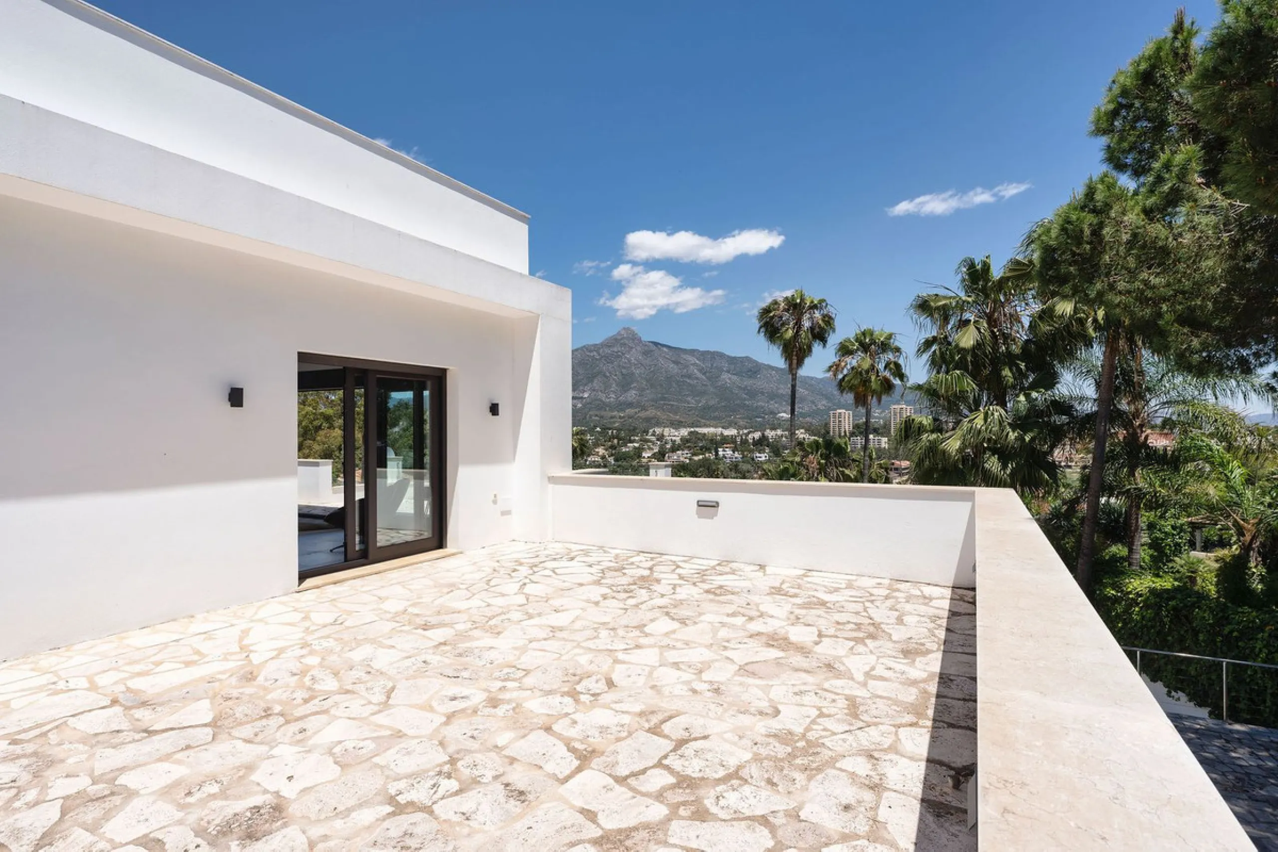 House - Detached Villa в продаже в Marbella, Málaga. В доме 4 спален и 4 ванных комнат. Площадь дома 351 м². Площадь участка 1278 м²