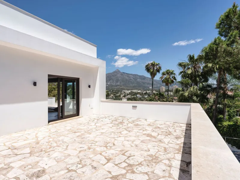 House - Detached Villa в продаже в Marbella, Málaga. В доме 4 спален и 4 ванных комнат. Площадь дома 351 м². Площадь участка 1278 м²
