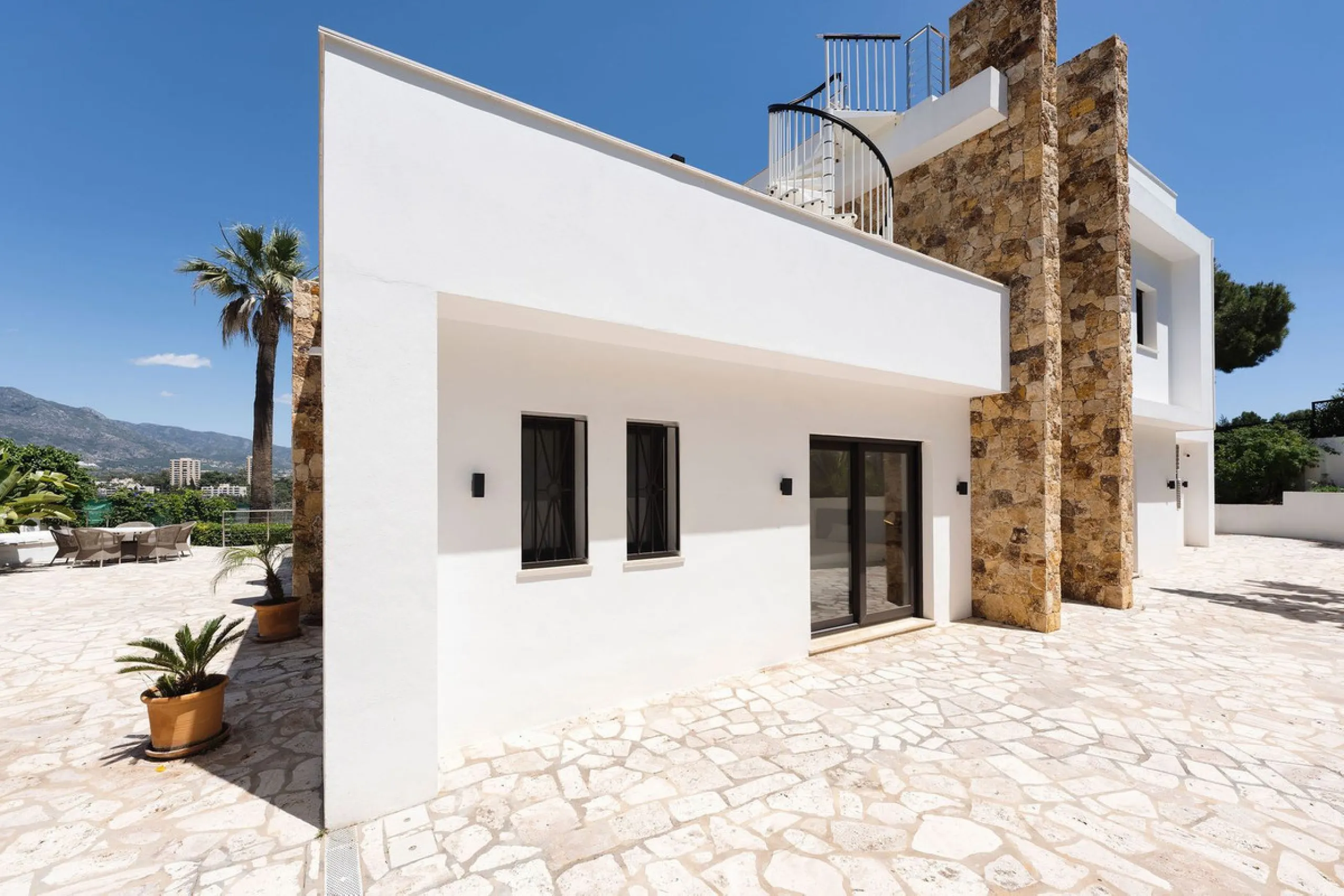 House - Detached Villa в продаже в Marbella, Málaga. В доме 4 спален и 4 ванных комнат. Площадь дома 351 м². Площадь участка 1278 м²