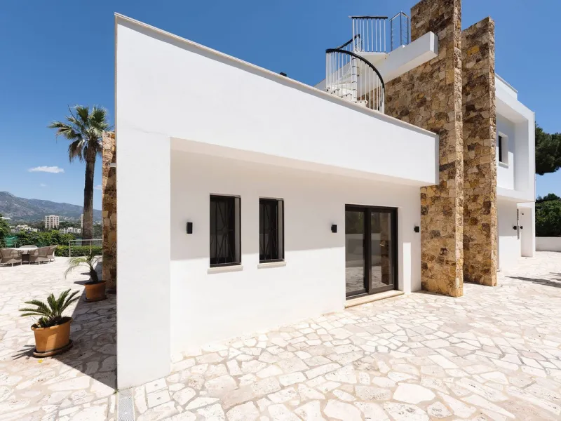House - Detached Villa в продаже в Marbella, Málaga. В доме 4 спален и 4 ванных комнат. Площадь дома 351 м². Площадь участка 1278 м²