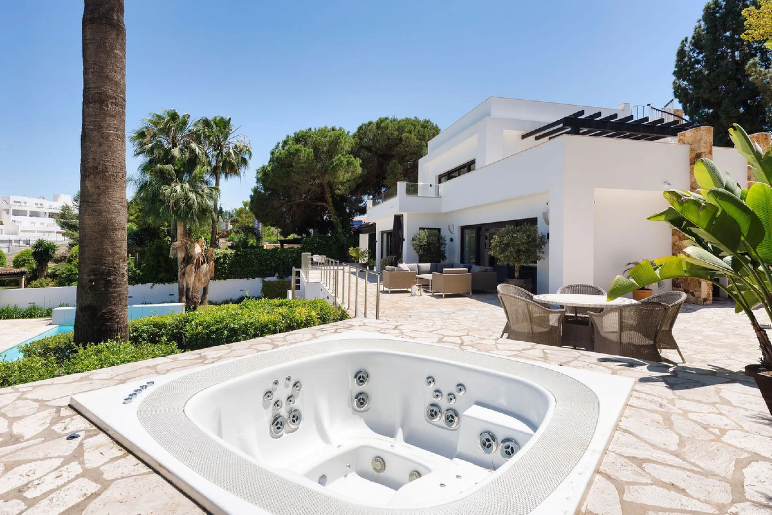 House - Detached Villa в продаже в Marbella, Málaga. В доме 4 спален и 4 ванных комнат. Площадь дома 351 м². Площадь участка 1278 м²