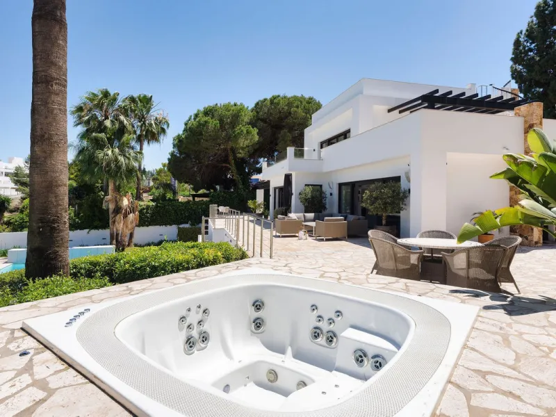 House - Detached Villa в продаже в Marbella, Málaga. В доме 4 спален и 4 ванных комнат. Площадь дома 351 м². Площадь участка 1278 м²