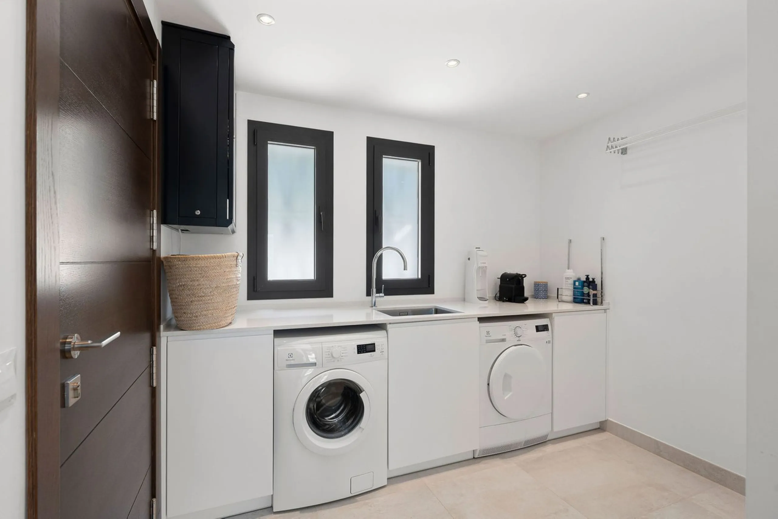 House - Detached Villa в продаже в Marbella, Málaga. В доме 4 спален и 4 ванных комнат. Площадь дома 351 м². Площадь участка 1278 м²