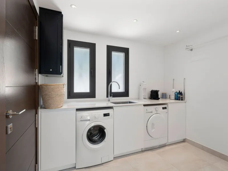 House - Detached Villa в продаже в Marbella, Málaga. В доме 4 спален и 4 ванных комнат. Площадь дома 351 м². Площадь участка 1278 м²