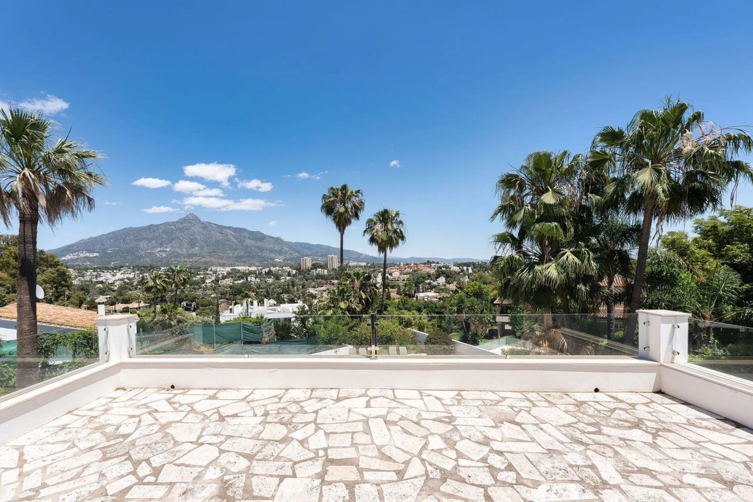 House - Detached Villa в продаже в Marbella, Málaga. В доме 4 спален и 4 ванных комнат. Площадь дома 351 м². Площадь участка 1278 м²