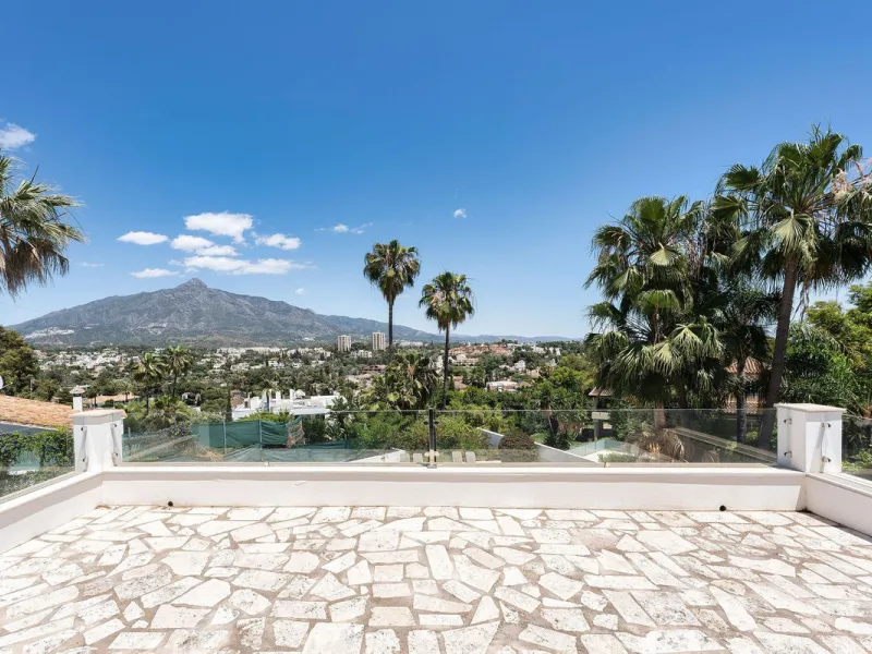 House - Detached Villa в продаже в Marbella, Málaga. В доме 4 спален и 4 ванных комнат. Площадь дома 351 м². Площадь участка 1278 м²