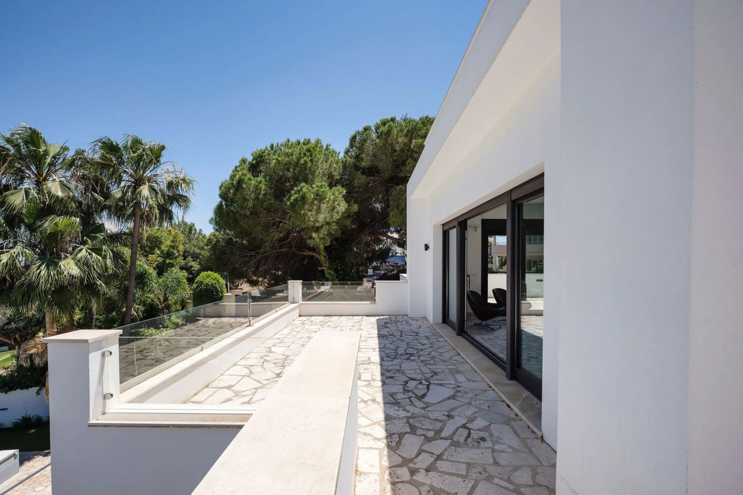 House - Detached Villa в продаже в Marbella, Málaga. В доме 4 спален и 4 ванных комнат. Площадь дома 351 м². Площадь участка 1278 м²