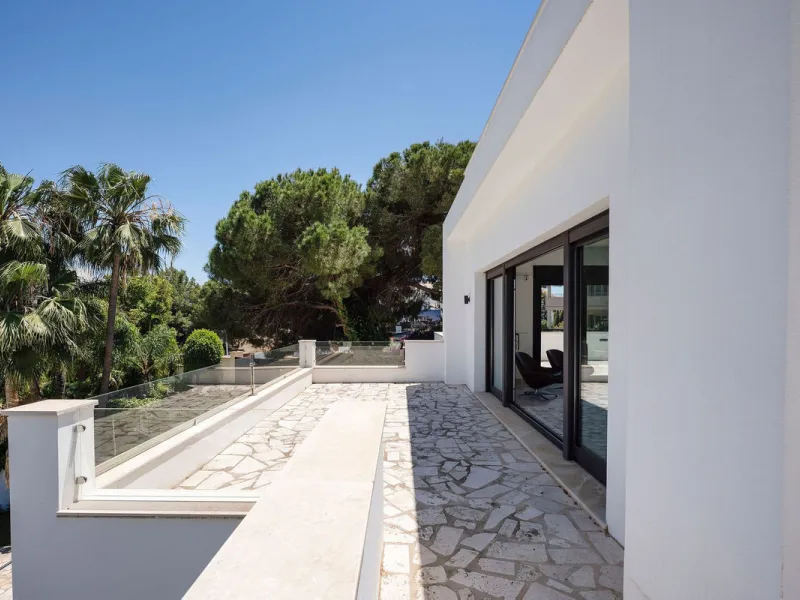 House - Detached Villa в продаже в Marbella, Málaga. В доме 4 спален и 4 ванных комнат. Площадь дома 351 м². Площадь участка 1278 м²