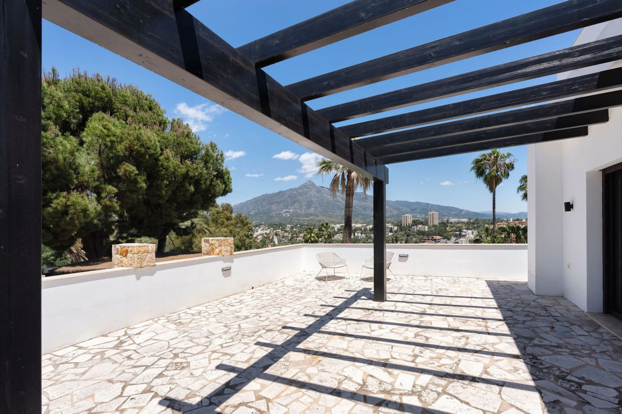 House - Detached Villa в продаже в Marbella, Málaga. В доме 4 спален и 4 ванных комнат. Площадь дома 351 м². Площадь участка 1278 м²