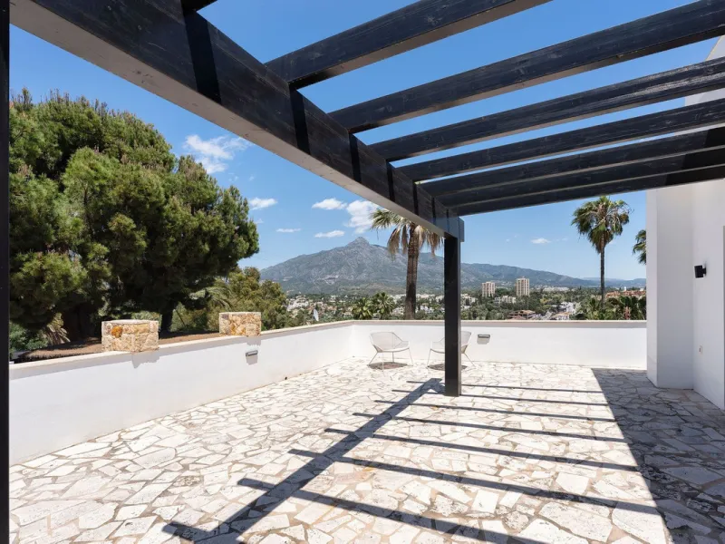 House - Detached Villa в продаже в Marbella, Málaga. В доме 4 спален и 4 ванных комнат. Площадь дома 351 м². Площадь участка 1278 м²