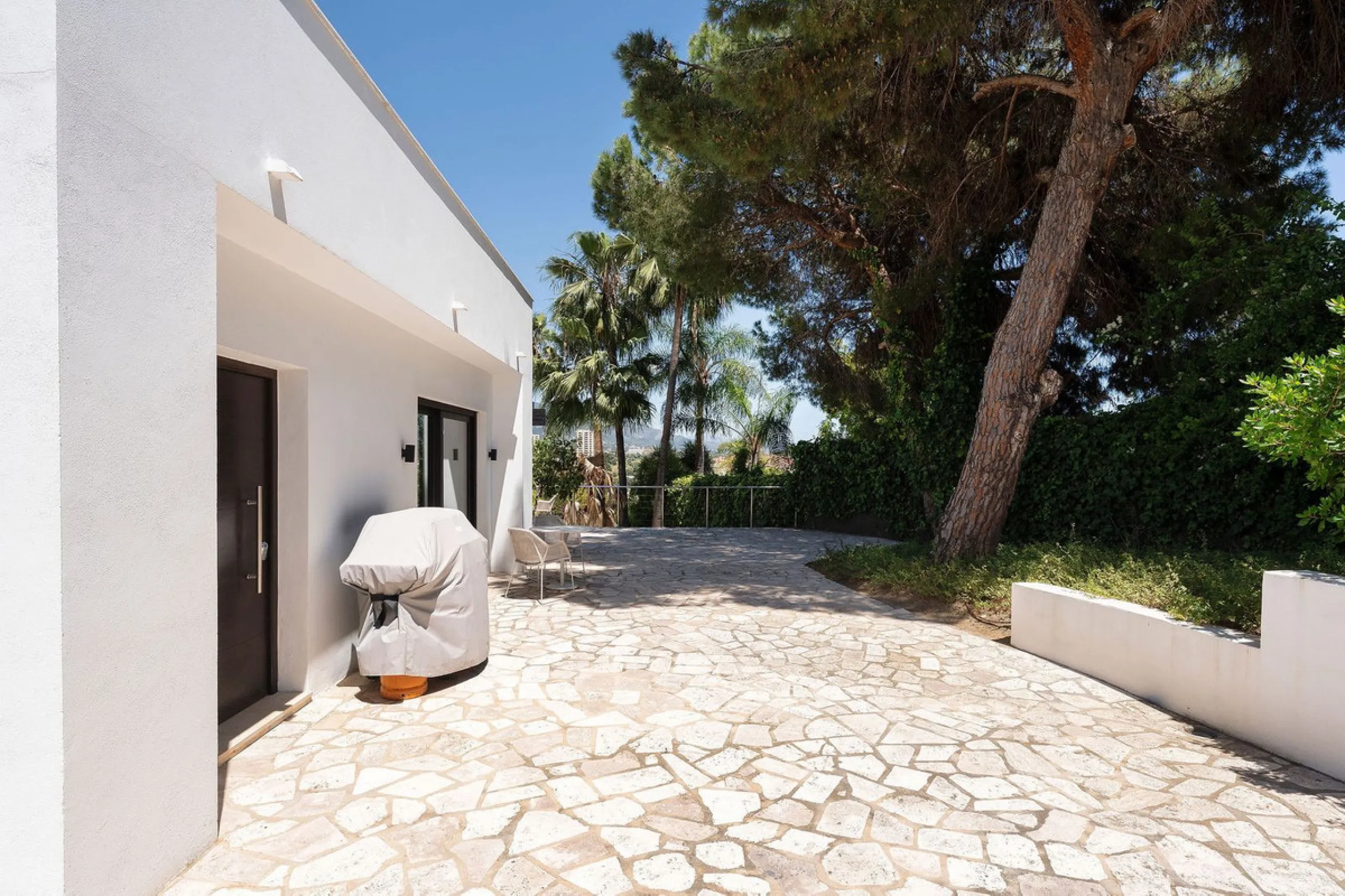 House - Detached Villa в продаже в Marbella, Málaga. В доме 4 спален и 4 ванных комнат. Площадь дома 351 м². Площадь участка 1278 м²
