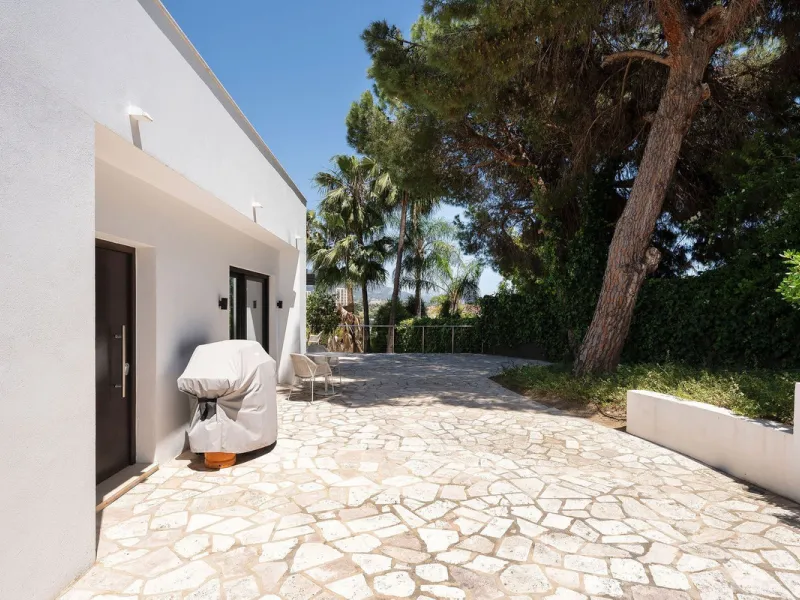House - Detached Villa в продаже в Marbella, Málaga. В доме 4 спален и 4 ванных комнат. Площадь дома 351 м². Площадь участка 1278 м²