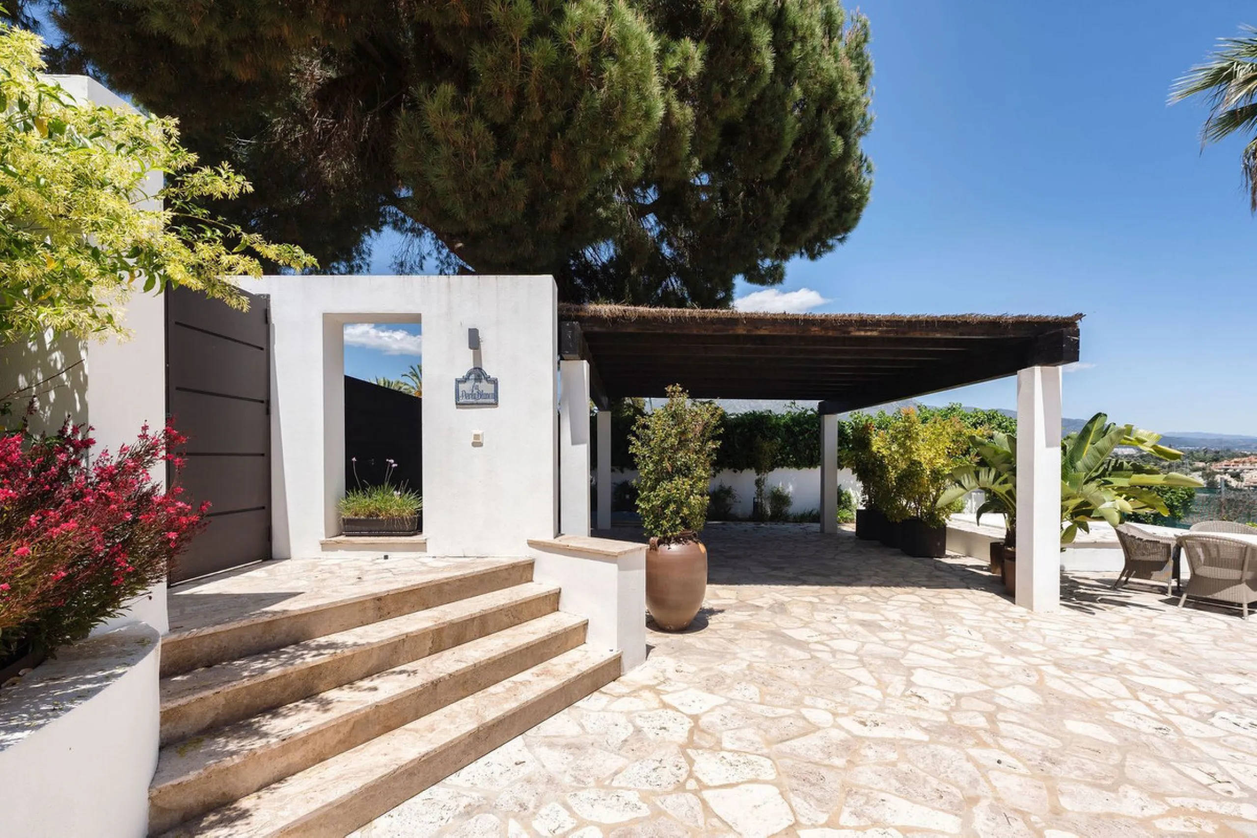 House - Detached Villa в продаже в Marbella, Málaga. В доме 4 спален и 4 ванных комнат. Площадь дома 351 м². Площадь участка 1278 м²