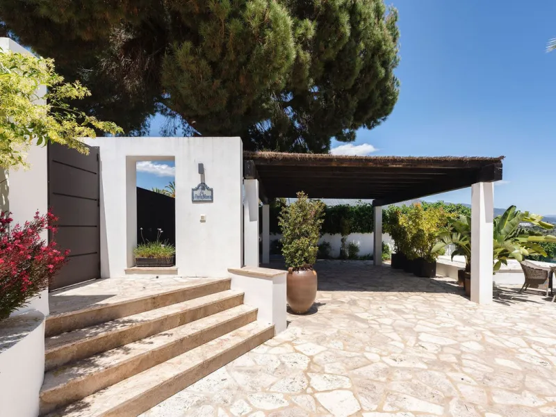 House - Detached Villa в продаже в Marbella, Málaga. В доме 4 спален и 4 ванных комнат. Площадь дома 351 м². Площадь участка 1278 м²
