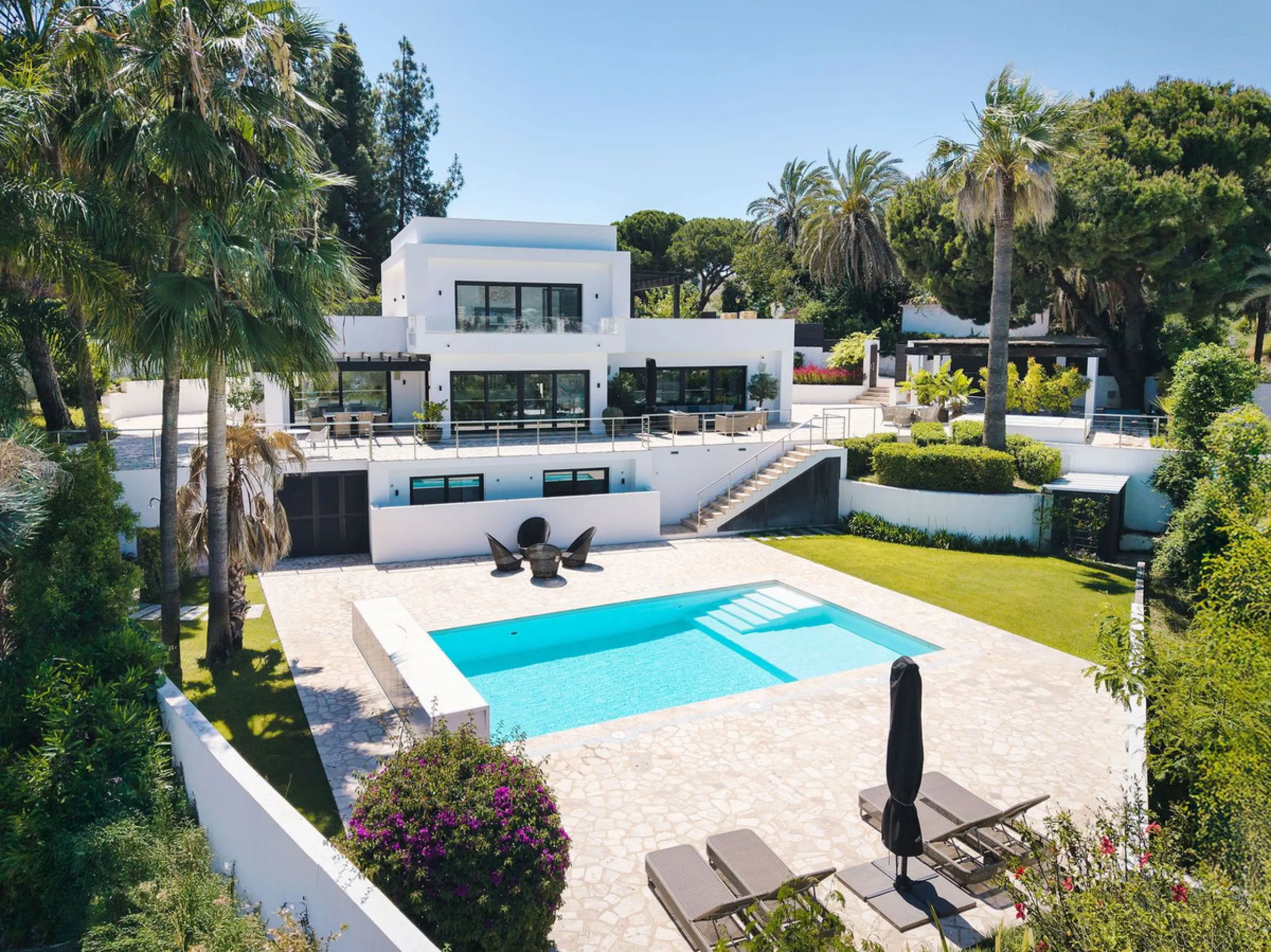 House - Detached Villa в продаже в Marbella, Málaga. В доме 4 спален и 4 ванных комнат. Площадь дома 351 м². Площадь участка 1278 м²