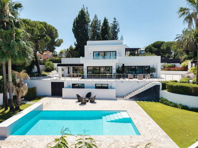 House - Detached Villa в продаже в Marbella, Málaga. В доме 4 спален и 4 ванных комнат. Площадь дома 351 м². Площадь участка 1278 м²