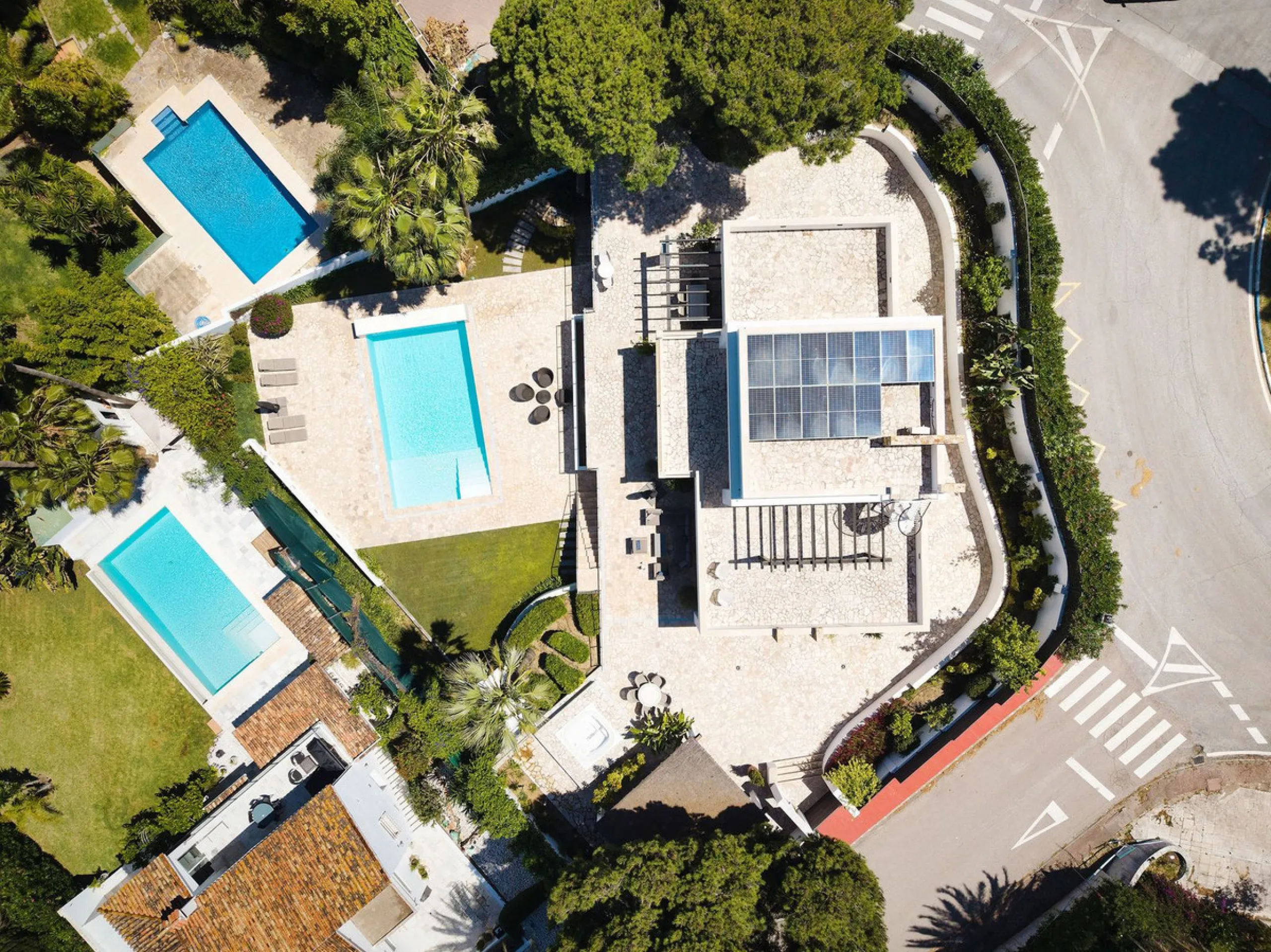 House - Detached Villa в продаже в Marbella, Málaga. В доме 4 спален и 4 ванных комнат. Площадь дома 351 м². Площадь участка 1278 м²