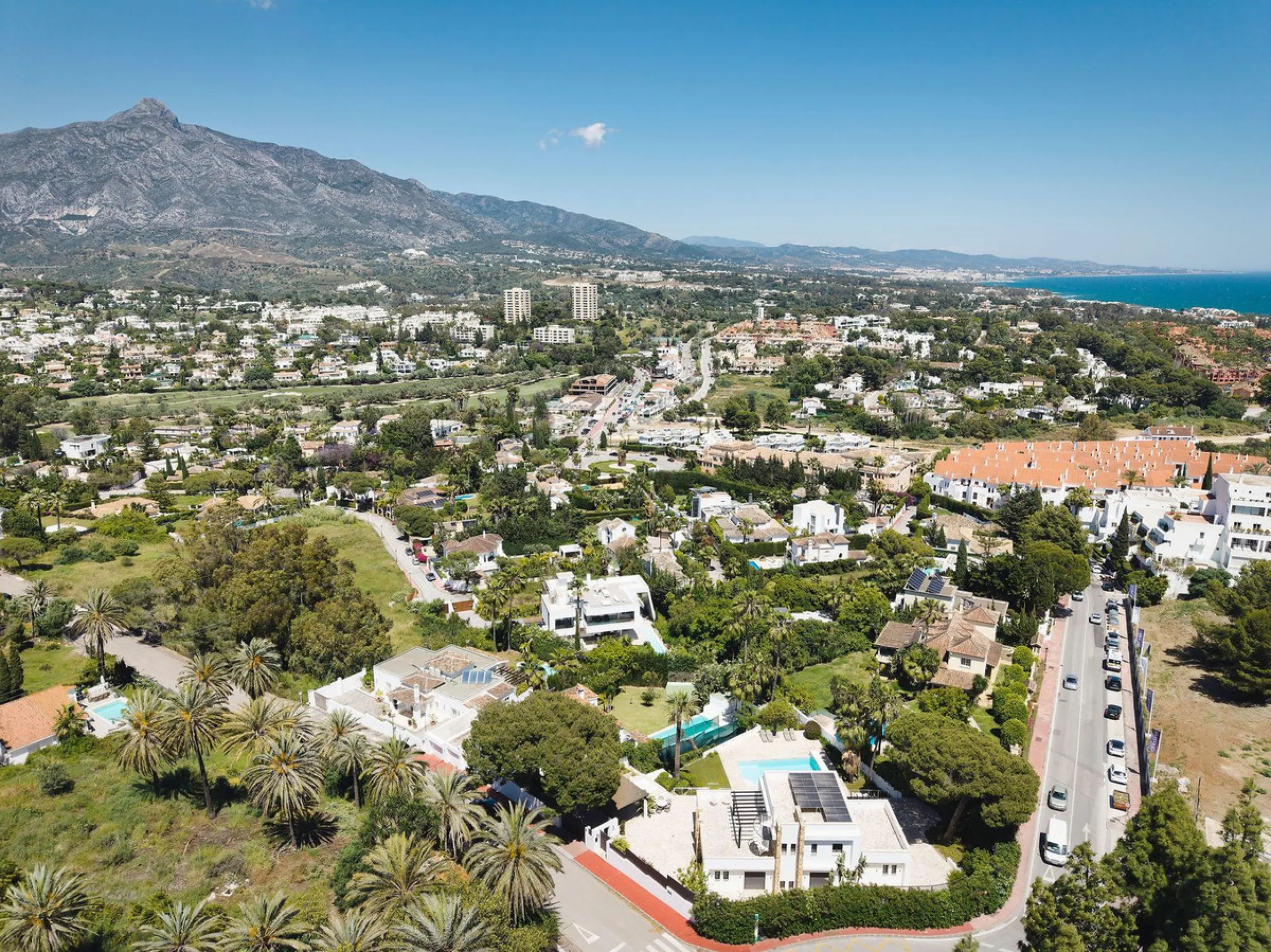 House - Detached Villa в продаже в Marbella, Málaga. В доме 4 спален и 4 ванных комнат. Площадь дома 351 м². Площадь участка 1278 м²